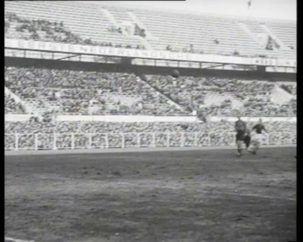 Ein Schwarz-Weiß-Foto von einem Finale der niederländischen Fußballliga 1961-1962, das Spieler auf dem Feld und Zuschauer in den Rängen zeigt, mit der Ereignisüberschrift oben und unten.