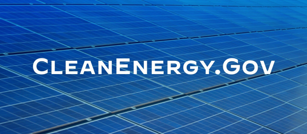 Blaues Solarpaneelgitter mit weißer "Saubere Energie Gov"-Textmitte.
