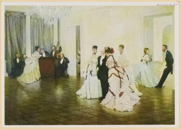 Ein altes Foto einer Gruppe von Menschen, die in einem Ballsaal tanzen, mit Männern und Frauen, die stehen und sitzen, einem Tisch vor ihnen, Vorhängen und einem Kronleuchter im Hintergrund, mit Text unten.