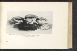 Ein aufgeschlagenes Buch mit einem Schwarz-Weiß-Foto einer Frau und drei Kindern auf dem Cover, die Frau lächelt warm auf die Kinder herab, mit sauberer Schrift auf der Seite.