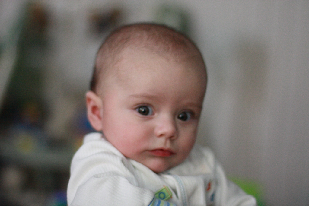 Ein Kind mit einem unscharfen Hintergrund.