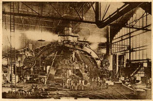 Ein Schwarz-Weiß-Foto einer Fabrikhalle mit Arbeitern, die eine große Maschine bedienen, umgeben von Leitern und Stangen, mit dem Text "Cadillac Steel Works" unten.