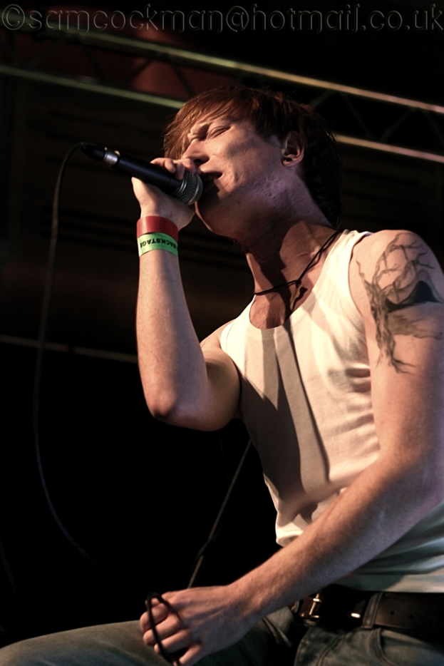 Ein Mann mit einem Mikrofon und einem Lied.