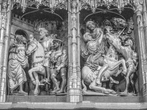 Skulpturen in einer Outdoor-Umgebung ausgestellt.