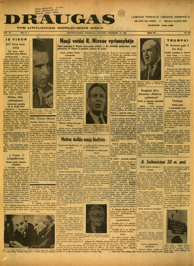 Die Titelseite der litauischen Zeitung Draugas, vergilbt mit der Zeit, zeigt schwarzen Text und mehrere lachende Personen verschiedenen Alters und Geschlechts, die direkt in die Kamera schauen.