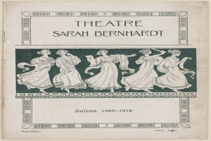 Ein Vintage-Plakat des Théâtre Sarah Bernhardt von 1909-1910, das eine Gruppe von Frauen in der Mitte und beschreibenden Text zeigt.