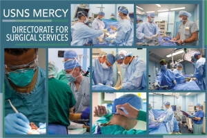 Eine Gruppe von medizinischem Personal in Masken, Hauben und Handschuhen führt einen Eingriff in einem Operationssaal durch, wobei auf der linken Seite der Text 'USNS Mercy Directorate for Surgical Services' zu sehen ist.