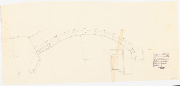 Ein detailliertes Gebäudeentwurf eines Hotels, insbesondere eines Parkhotels, mit begleitendem Text, der weitere Informationen liefert.