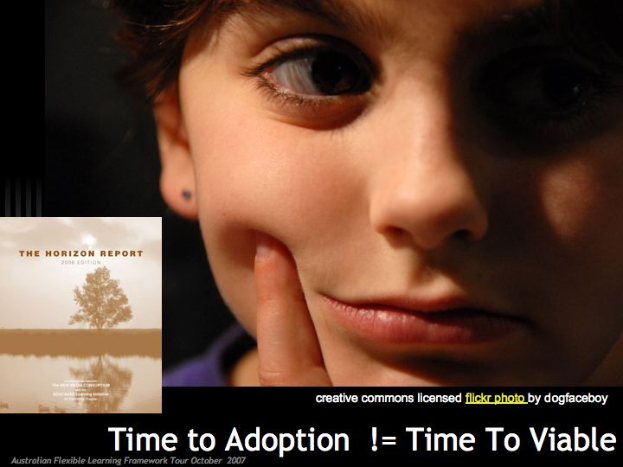 Ein junger Junge mit der Hand auf seinem Kinn, der konzentriert auf ein Plakat mit der Aufschrift "Zeit bis zur Adoption = Zeit bis zur Lebensfähigkeit" schaut, sieht tief nachdenklich aus.