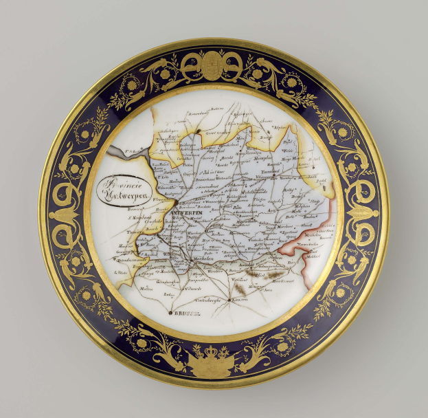 Ein dekorativer Teller mit einer detaillierten Karte von Deutschland, verziert mit kunstvollen Designs und Text, vor einem weißen Hintergrund.