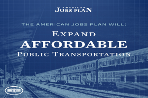 Plakat mit einem Zug auf einer Bahnstrecke mit mehreren Menschen in der Nähe, das "The American Jobs Plan Will Expand Affordable Public Transportation" bewirbt.