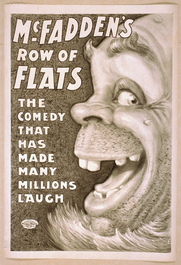 Plakat einer Person mit wildem Haar, weit aufgerissenen Augen und einem offenen Mundgrinsen auf einem hellgelben Hintergrund, mit dem Text "McFadden's Row of Flats: The Comedy That Has Made Many Millions Laugh" quer über das Bild.