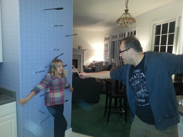 Eine Gruppe von Menschen mit einem Mann, der ein Messer hält.