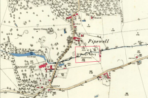 Ein detaillierter alter Stadtplan von Pipewell, der Straßen, Gebäude, Sehenswürdigkeiten und Text mit Nummern zeigt, die spezifische Standorte angeben.