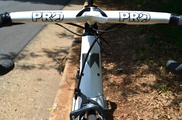 Ein Fahrrad ist zentral positioniert mit einer Straße auf der linken Seite.