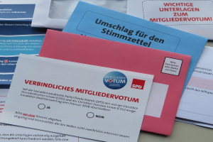 Ein Tisch mit einer Sammlung von Papieren, die Text enthalten und Teil einer Kampagne sind.