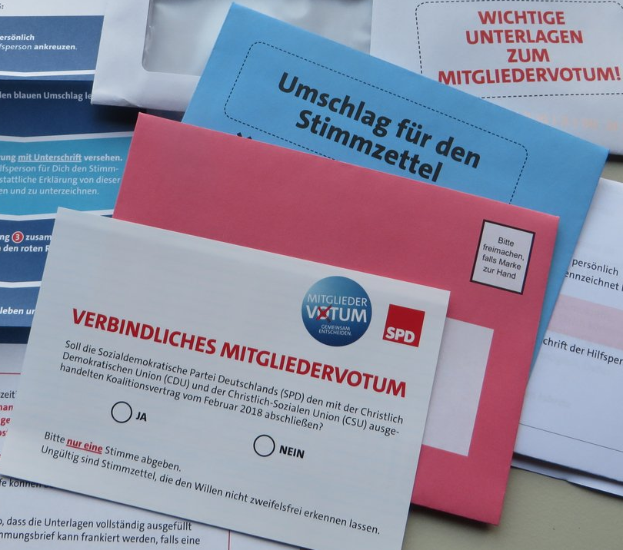 Ein Tisch mit einer Sammlung von Papieren, die Text enthalten und Teil einer Kampagne sind.