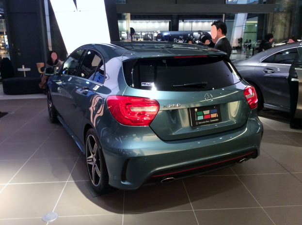 Ein Mercedes-Benz A-Klasse Kombi auf der IAA in Frankfurt, ein schlankes, modernes Design mit glänzender schwarzer Lackierung, Chromakzente, sportliches Aussehen, niedriger Profil, breite Basis, geräumiger und bequemer Innenraum mit Lederpolsterung, markantes Kühlergrill und Aluminiumräder.