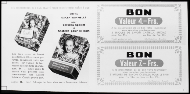 Schwarze und weiße Seifenwerbung mit einer Frau mit warmem Lächeln, die ein weißes Kleid und einen gemusterten Schal trägt, mit fetter schwarzer Schrift auf hellblauem Hintergrund.