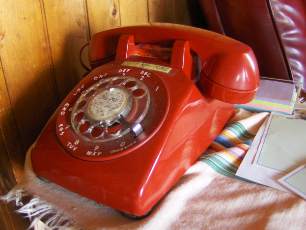 Ein Tisch mit einem Telefon und Papieren darauf.