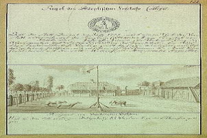 Schwarz-weißes Bild einer Kopie der ersten Entwurfsfassung der deutschen Verfassung, das eine StraßenSzene mit einem Fahnenmast, Gebäuden, Bäumen und Himmel zeigt.