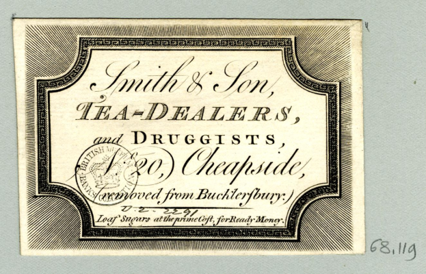 Schwarz-weißes Bild eines Papiers mit gedrucktem Text, der "Smith & Son Tea Dealers, and Drugists, 20 Cheapside" lautet.