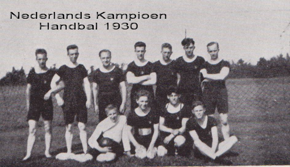 Ein Schwarz-Weiß-Foto einer Handballmannschaft aus den 1930er Jahren, mit einigen Mitgliedern im Vordergrund stehend und sitzend, Bäumen und einem klaren Himmel im Hintergrund und Text oben auf dem Bild.