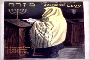 Ein Plakat, das eine jüdische Ausstellung in Paris ankündigt, zeigt eine Person vor einem Tisch mit einem Buch und einer Menora.