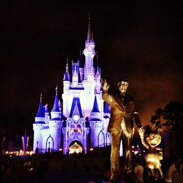 Statuen auf der rechten Seite, Schloss Cinderella im Hintergrund und Bäume im Bild verteilt.