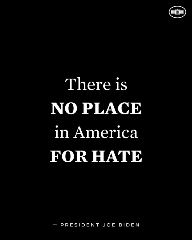 Schwarzer Hintergrund mit fetter weißer Schrift, die "Es gibt keinen Platz für Hass in Amerika" von Präsident Joe Biden zitiert.
