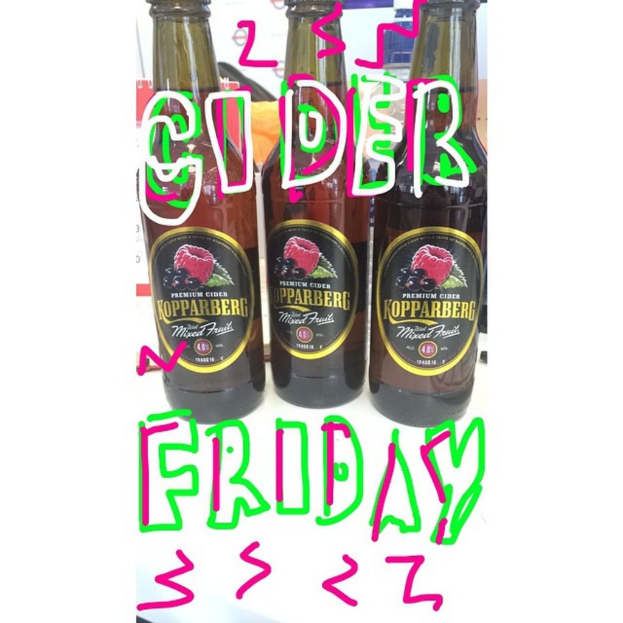 Mehrere Flaschen mit Getränken, darunter eine mit der Aufschrift 'Freitag' und eine mit der Aufschrift 'Cider'.