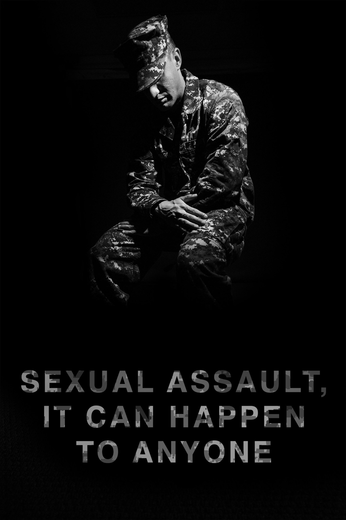 Eine Person in militärischer Uniform beugt den Kopf mit gefalteten Händen, Ausdruck des Leidens, vor einem dunklen Hintergrund mit dem Text 'sexueller Missbrauch, es kann jeden treffen' unten.