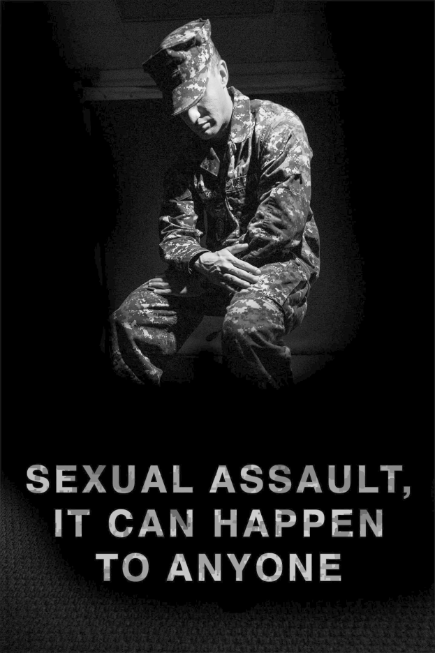 Eine Person in militärischer Uniform beugt den Kopf mit gefalteten Händen, Ausdruck des Leidens, vor einem dunklen Hintergrund mit dem Text 'sexueller Missbrauch, es kann jeden treffen' unten.