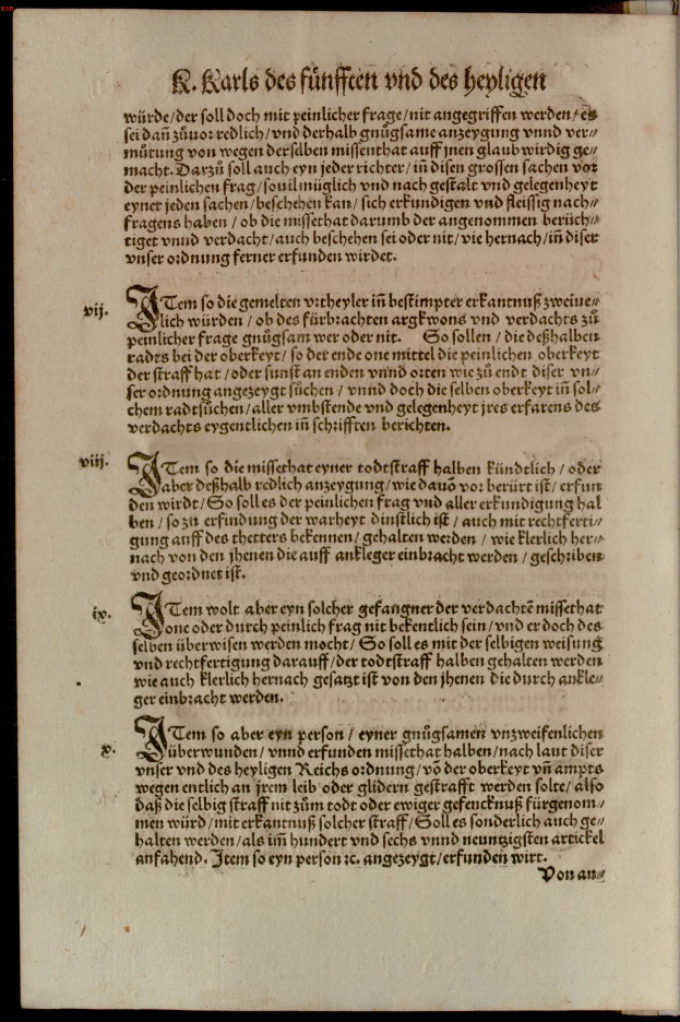 Ein aufgeschlagenes Buch mit schwarzem Hintergrund, das eine Seite aus einer Handschrift des 16. Jahrhunderts zeigt, mit Text aus dem Stundenbuch, das angeblich aus der Bibl. München, MS 0060, f 002v-002 stammt.