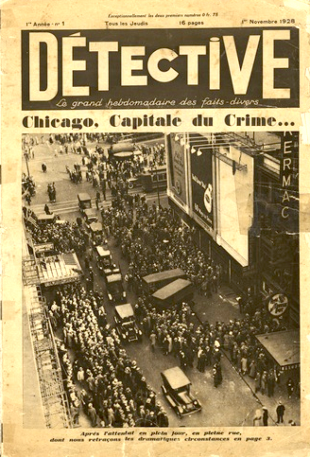 Eine alte Zeitung mit der Schlagzeile "Detektiv, Chicago, Capital du Crime" und einem Bild einer belebten Straße mit Fahrzeugen und Gebäuden im Hintergrund.