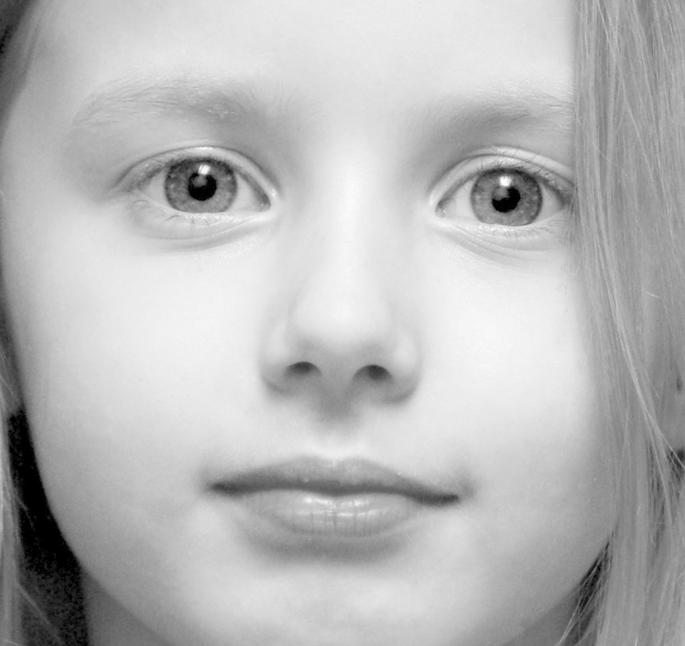 Ein Schwarz-Weiß-Bild eines Mädchens.