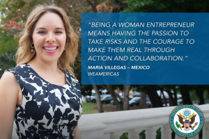 Eine Frau in einem schwarzen und weißen Kleid steht vor einem Zaun mit einem Zitat über die unternehmerische Tätigkeit von Frauen, mit Bäumen, Fahrzeugen und einem klaren blauen Himmel im Hintergrund.