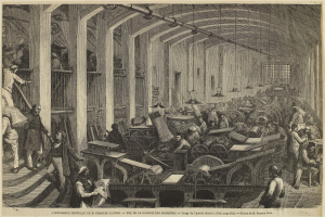 Schwarze und weiße Zeichnung eines Fabrikinneren mit Arbeitern, die Maschinen bedienen, einige stehen und andere sitzen auf dem Boden, mit Säulen und Fenstern im Hintergrund und Text unten.