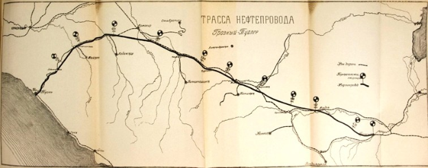 Offenes Buch mit einer detaillierten Karte, die Straßen, Autobahnen und Text mit Routeninformationen zeigt, einschließlich Städtenamen, Ortsnamen und Sehenswürdigkeiten.