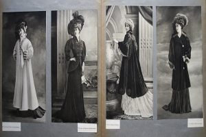 Ein Buch mit einem Collage von vier Schwarz-Weiß-Fotografien von Frauen in Kleidern und Hüten, wobei die zentrale Frau in einem langen, fließenden Kleid direkt in die Kamera schaut.