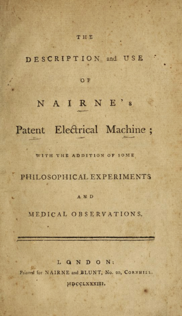 Ein altes Buch mit dem Titel "Beschreibung und Verwendung der Nairneschen Patent-Elektromaschine mit einigen philosophischen Experimenten und medizinischen Beobachtungen" ist geöffnet und zeigt eine Textseite.