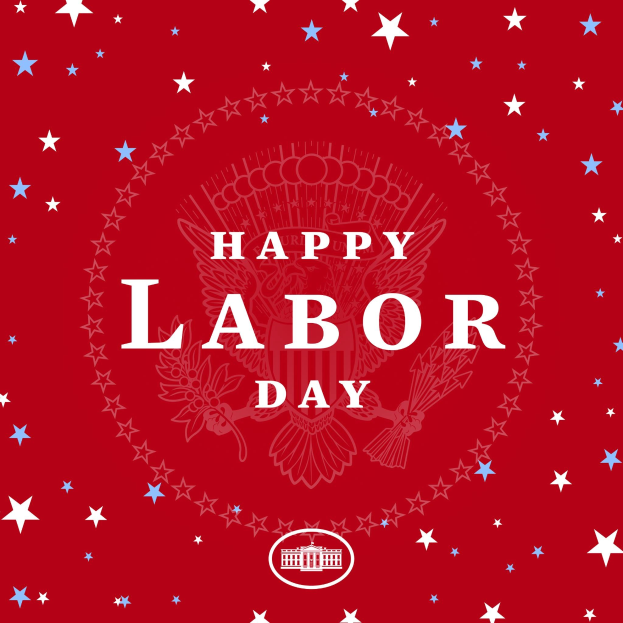 Ein Plakat mit 'Happy Labor Day' in fetter weißer Schrift auf einem hellroten Hintergrund, umgeben von farbigen Sternen verschiedener Größen.