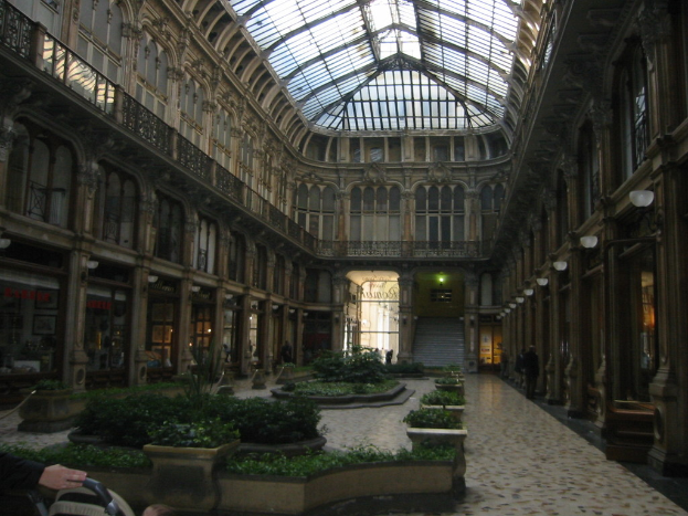 Ein Gebäude mit elektrischen Lampen, Masten, Namensschildern und Zimmerpflanzen.