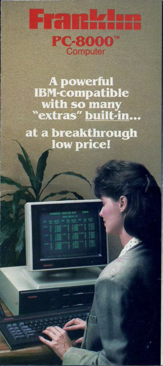 Eine Anzeige mit einer Frau, die an einem Schreibtischcomputer arbeitet.