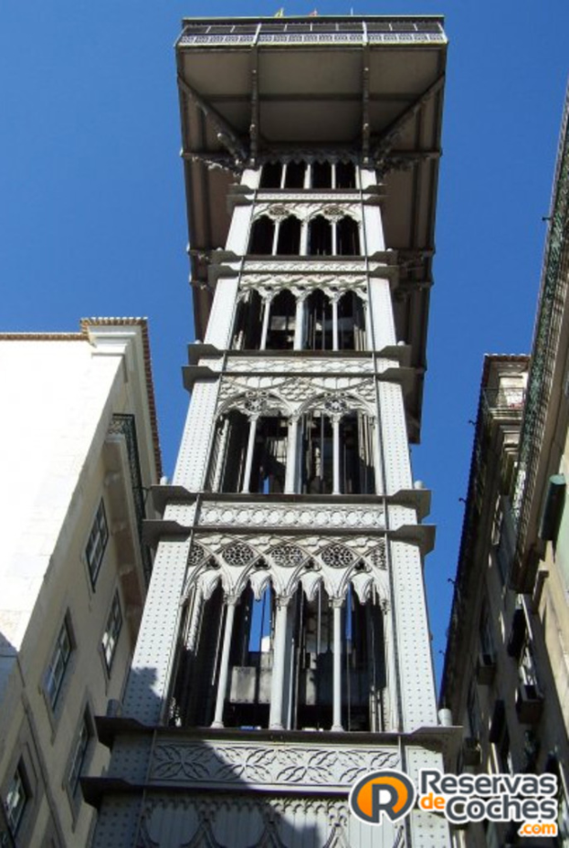 Eine dichte Stadtlandschaft mit zahlreichen Gebäuden und einem sichtbaren Wasserzeichen unten.