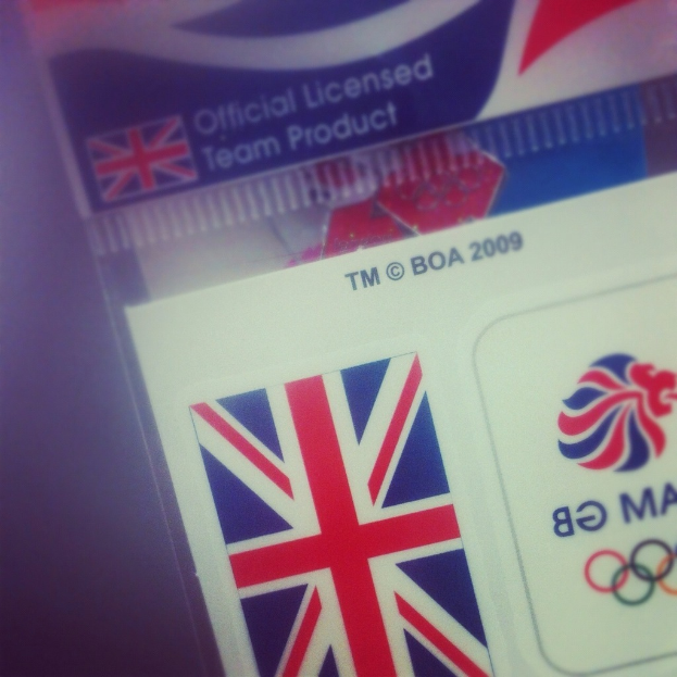 Nahaufnahme eines Ausweises mit der amerikanischen Flagge und der Aufschrift "Kritische Lizenz" auf der Vorderseite.