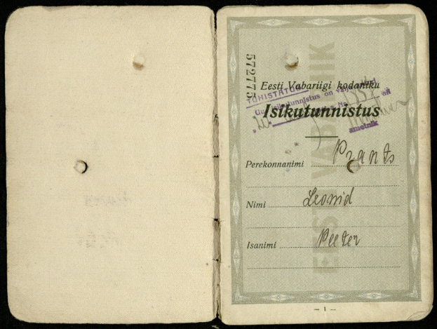 Altes Buch mit schwarzem Hintergrund und einem teilweise sichtbaren, passportähnlichen Dokument obenauf.
