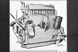 Ein Schwarz-Weiß-Foto eines Automotors mit Text, der Informationen über den Motor enthält.