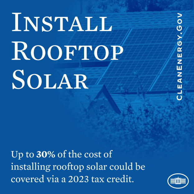 Plakattext lautet "Rooftop Solar installieren - Bis zu 30 % der Kosten für die Installation von Rooftop Solar können über einen Steuerbonus im Jahr 2023 gedeckt werden" mit Bäumen und einem Gebäude mit Solarpanelen im Hintergrund.