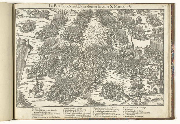 Ein aufgeschlagenes Buch zeigt ein chaotisches Schlachtenszenario mit Menschen, Pferden und Gebäuden, umgeben von Text und anderen Illustrationen.